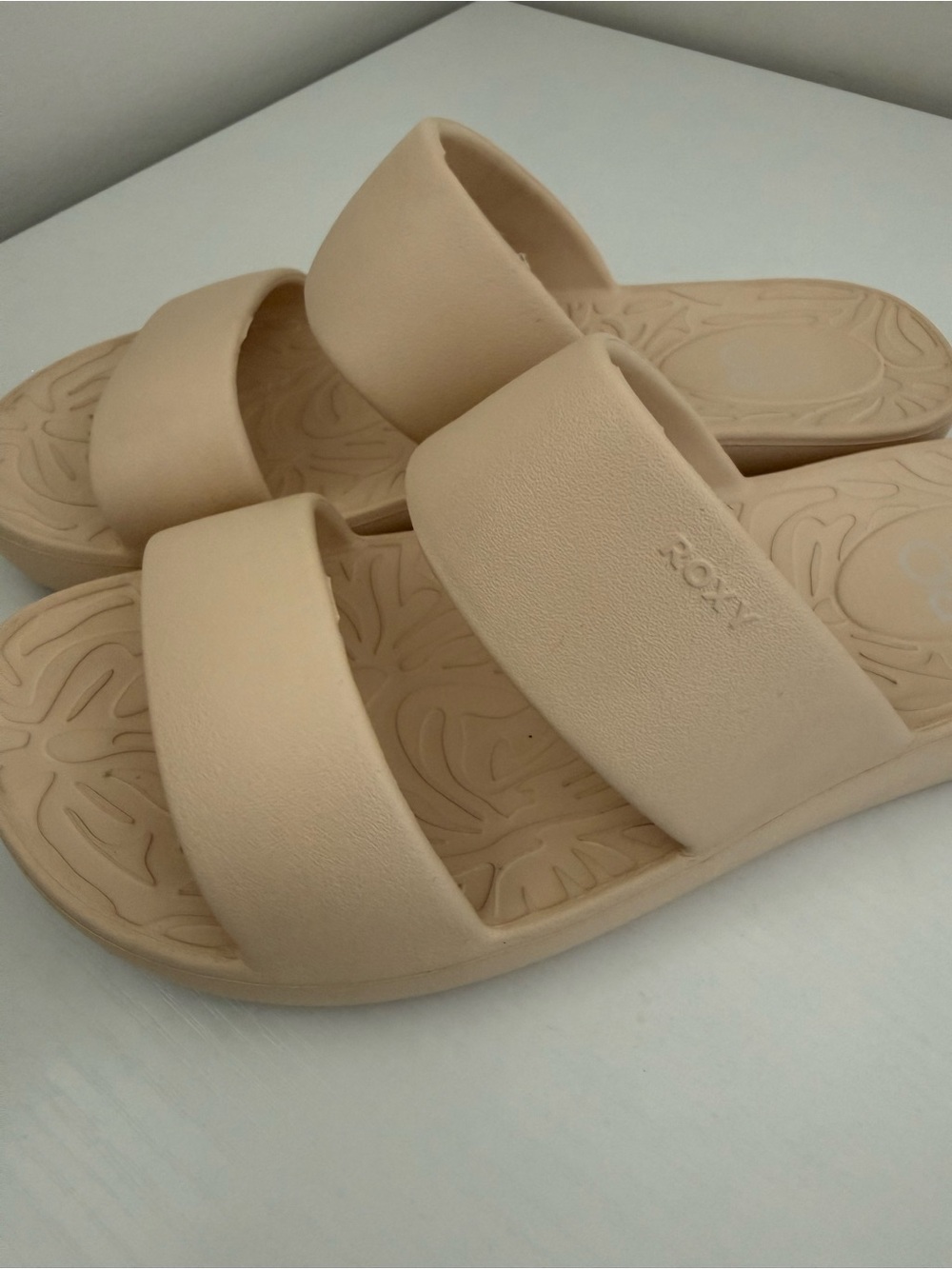 Roxy Slides - Picture 5 of 7